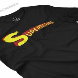Camiseta Supermamá chica color negro perspectiva cerca