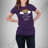 Camiseta modelo Arcoíris con frase TODO va a salir BIEN Chica color violeta